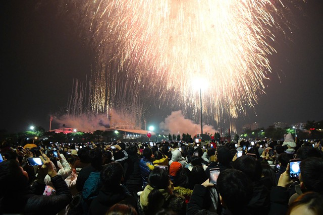 Rực rỡ ph&aacute;o hoa ch&agrave;o mừng Đại hội XIV của Đảng tr&ecirc;n bầu trời H&agrave; Nội - Ảnh 11.