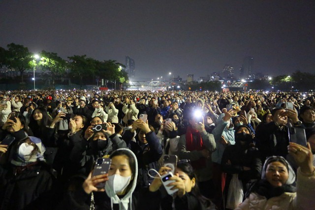 Rực rỡ ph&aacute;o hoa ch&agrave;o mừng Đại hội XIV của Đảng tr&ecirc;n bầu trời H&agrave; Nội - Ảnh 3.