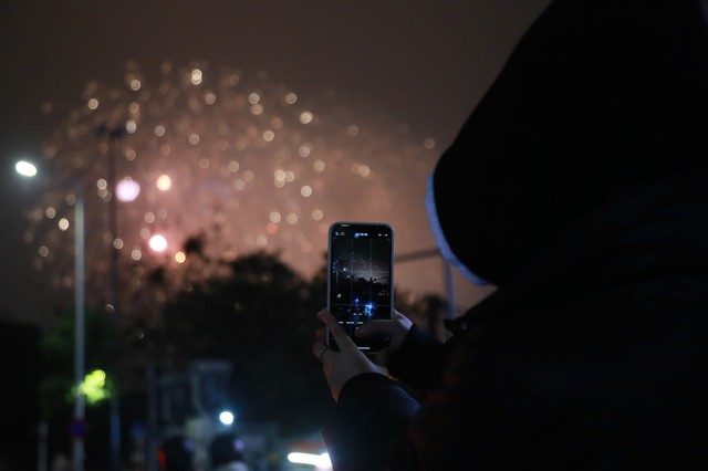 Rực rỡ ph&aacute;o hoa ch&agrave;o mừng Đại hội XIV của Đảng tr&ecirc;n bầu trời H&agrave; Nội - Ảnh 10.