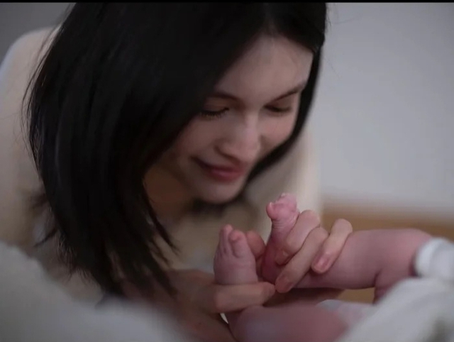 Biến chứng sau sinh khiến bạn g&aacute;i nam diễn vi&ecirc;n nổi tiếng l&ecirc;n b&agrave;n mổ 2 lần v&agrave; cảm thấy "dễ bị tổn thương hơn bao giờ hết" - Ảnh 2.