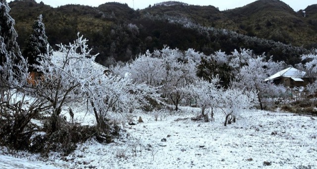 Kh&ocirc;ng kh&iacute; lạnh suy yếu, miền Bắc vẫn ch&igrave;m trong r&eacute;t đậm - Ảnh 1.