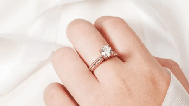 Năm 2026, dưới 2 triệu đồng c&oacute; mua được nhẫn cầu h&ocirc;n? - Ảnh 2.