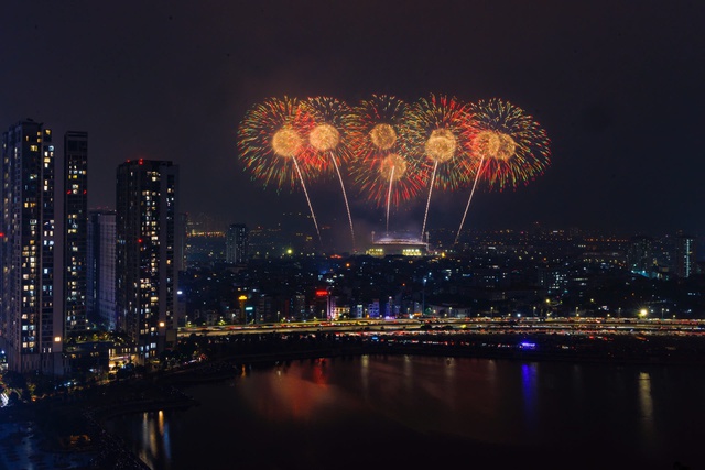 Kh&ocirc;ng cần đợi giao thừa, 'vua ph&aacute;o hoa' Sun Group khiến Mỹ Đ&igrave;nh rực s&aacute;ng như lễ hội ph&aacute;o hoa thế giới - Ảnh 8.