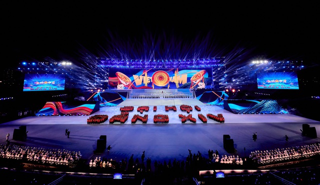 Kh&ocirc;ng cần đợi giao thừa, 'vua ph&aacute;o hoa' Sun Group khiến Mỹ Đ&igrave;nh rực s&aacute;ng như lễ hội ph&aacute;o hoa thế giới - Ảnh 5.