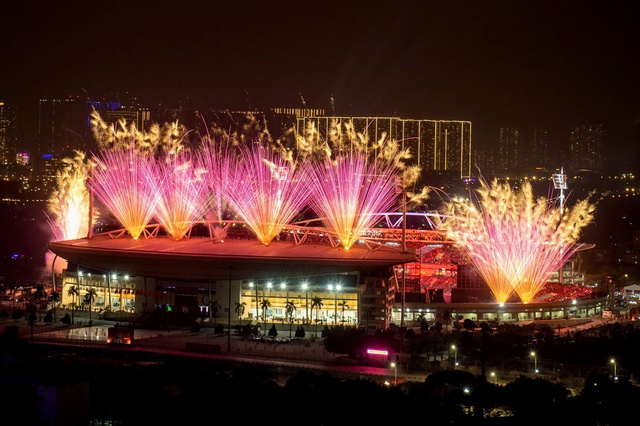 Kh&ocirc;ng cần đợi giao thừa, 'vua ph&aacute;o hoa' Sun Group khiến Mỹ Đ&igrave;nh rực s&aacute;ng như lễ hội ph&aacute;o hoa thế giới - Ảnh 7.