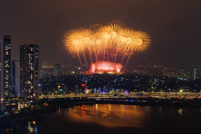 Kh&ocirc;ng cần đợi giao thừa, 'vua ph&aacute;o hoa' Sun Group khiến Mỹ Đ&igrave;nh rực s&aacute;ng như lễ hội ph&aacute;o hoa thế giới - Ảnh 12.