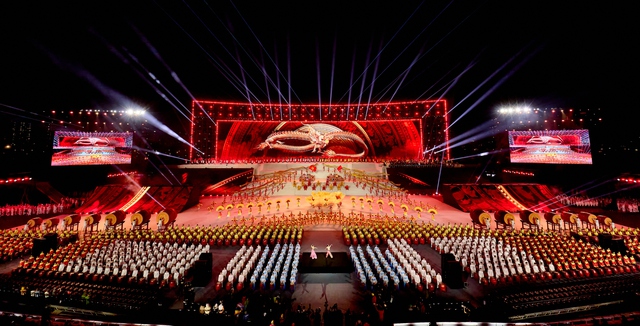 Kh&ocirc;ng cần đợi giao thừa, 'vua ph&aacute;o hoa' Sun Group khiến Mỹ Đ&igrave;nh rực s&aacute;ng như lễ hội ph&aacute;o hoa thế giới - Ảnh 3.