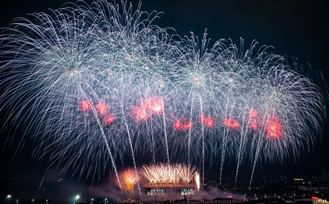 Kh&ocirc;ng cần đợi giao thừa, 'vua ph&aacute;o hoa' Sun Group khiến Mỹ Đ&igrave;nh rực s&aacute;ng như lễ hội ph&aacute;o hoa thế giới - Ảnh 10.