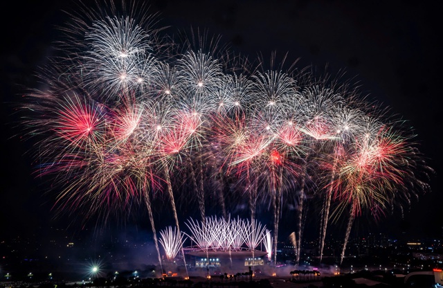 Kh&ocirc;ng cần đợi giao thừa, 'vua ph&aacute;o hoa' Sun Group khiến Mỹ Đ&igrave;nh rực s&aacute;ng như lễ hội ph&aacute;o hoa thế giới - Ảnh 6.