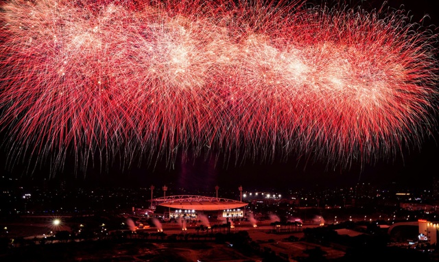 Kh&ocirc;ng cần đợi giao thừa, 'vua ph&aacute;o hoa' Sun Group khiến Mỹ Đ&igrave;nh rực s&aacute;ng như lễ hội ph&aacute;o hoa thế giới - Ảnh 11.