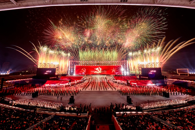 Kh&ocirc;ng cần đợi giao thừa, 'vua ph&aacute;o hoa' Sun Group khiến Mỹ Đ&igrave;nh rực s&aacute;ng như lễ hội ph&aacute;o hoa thế giới - Ảnh 2.