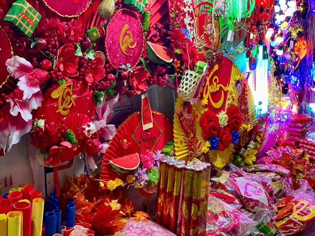 Tết Nguy&ecirc;n đ&aacute;n 2026: Thị trường đồ trang tr&iacute; tết năm nay c&oacute; g&igrave; đặc biệt? - Ảnh 5.