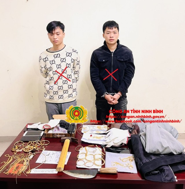 Đ&atilde; bắt được 2 đối tượng cướp tiệm v&agrave;ng ở Ninh B&igrave;nh, một đối tượng l&agrave; sinh vi&ecirc;n đại học  - Ảnh 2.