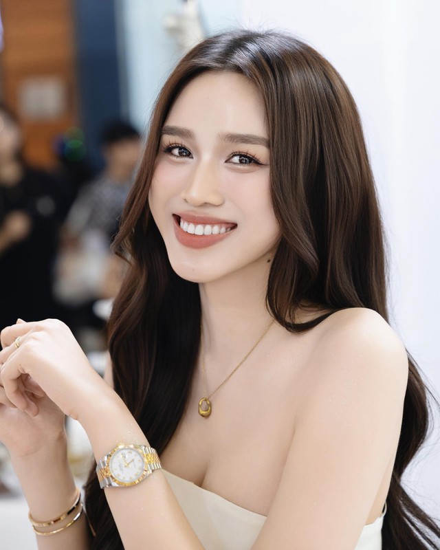 Nhan sắc tr&ograve;n đầy của Đỗ Thị H&agrave; sau khi lấy chồng thiếu gia qu&ecirc; Quảng Trị - Ảnh 2.