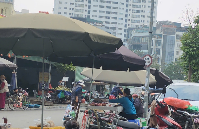 Chợ cóc ngõ 70 Nguyễn Hoàng: Nỗi lo an toàn thực phẩm và ô nhiễm môi trường - Ảnh 1. Chợ cóc ngõ 70 Nguyễn Hoàng: Nỗi lo an toàn thực phẩm và ô nhiễm môi trường - Ảnh 1.