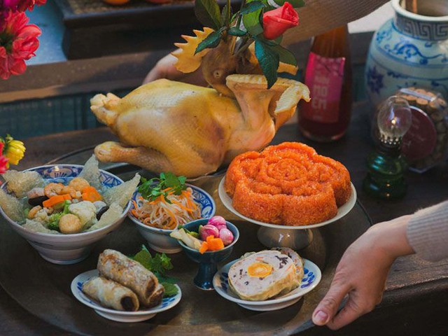 Đ&acirc;y l&agrave; nguy&ecirc;n nh&acirc;n v&igrave; sao m&acirc;m cỗ Tết của người Việt kh&ocirc;ng thể thiếu g&agrave; luộc nguy&ecirc;n con - Ảnh 1.