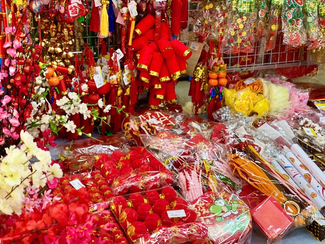 Tết Nguy&ecirc;n đ&aacute;n 2026: Thị trường đồ trang tr&iacute; tết năm nay c&oacute; g&igrave; đặc biệt? - Ảnh 3.