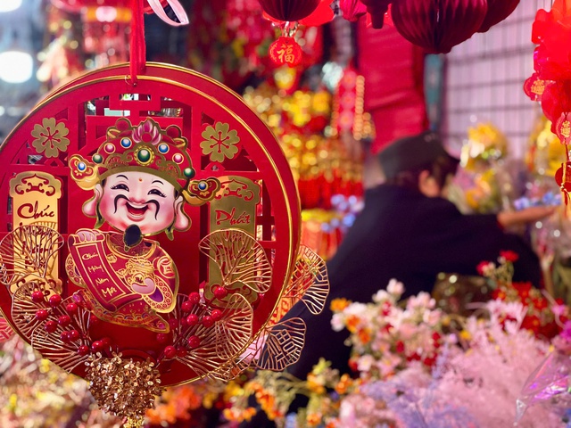 Tết Nguy&ecirc;n đ&aacute;n 2026: Thị trường đồ trang tr&iacute; tết năm nay c&oacute; g&igrave; đặc biệt? - Ảnh 4.