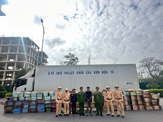 Ph&aacute;t hiện l&ocirc; h&agrave;ng lậu hơn 6 tỷ đồng tr&ecirc;n chiếc xe lạng l&aacute;ch bỏ chạy khi gặp c&ocirc;ng an - Ảnh 2.