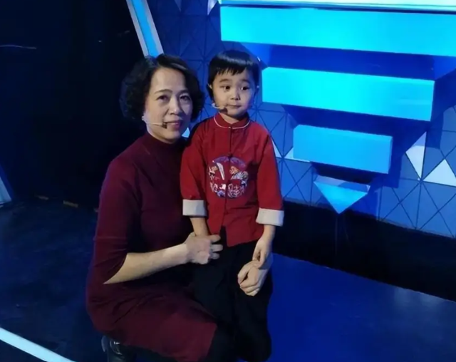 Cuộc sống hiện tại g&acirc;y bất ngờ của thần đồng 3 tuổi nhận biết quốc kỳ, quốc huy của hơn 200 quốc gia, nhớ 3.000 chữ - Ảnh 1.