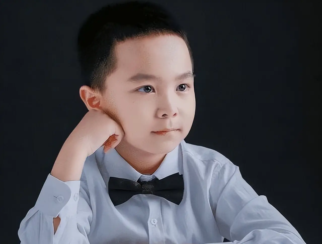 Cuộc sống hiện tại g&acirc;y bất ngờ của thần đồng 3 tuổi nhận biết quốc kỳ, quốc huy của hơn 200 quốc gia, nhớ 3.000 chữ - Ảnh 2.