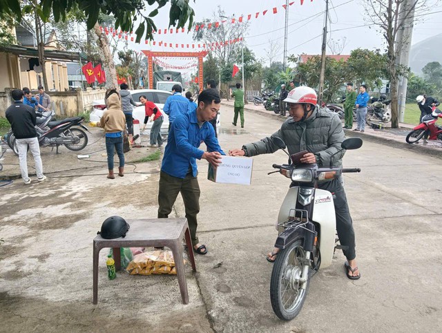 Rửa xe g&acirc;y quỹ Tết cho trẻ em c&oacute; ho&agrave;n cảnh kh&oacute; khăn - Ảnh 2.