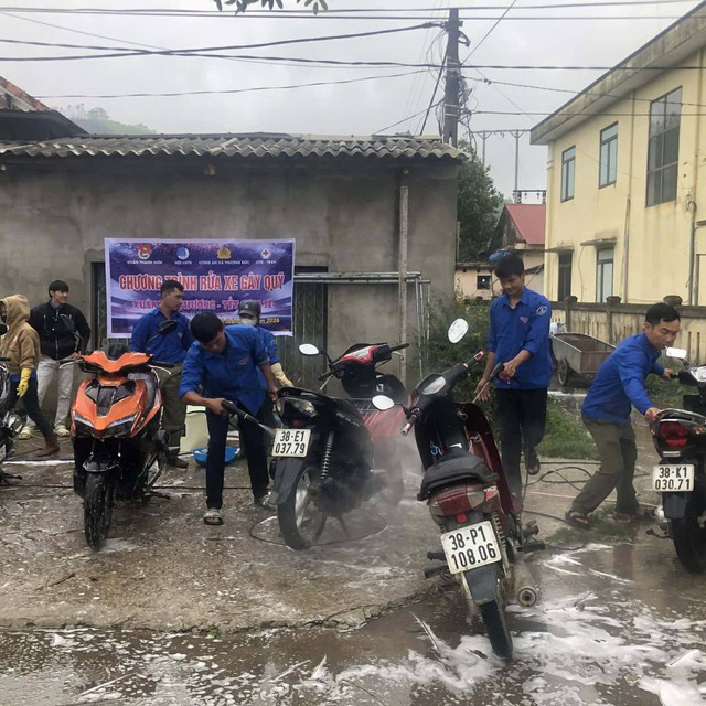 Rửa xe g&acirc;y quỹ Tết cho trẻ em c&oacute; ho&agrave;n cảnh kh&oacute; khăn - Ảnh 1.