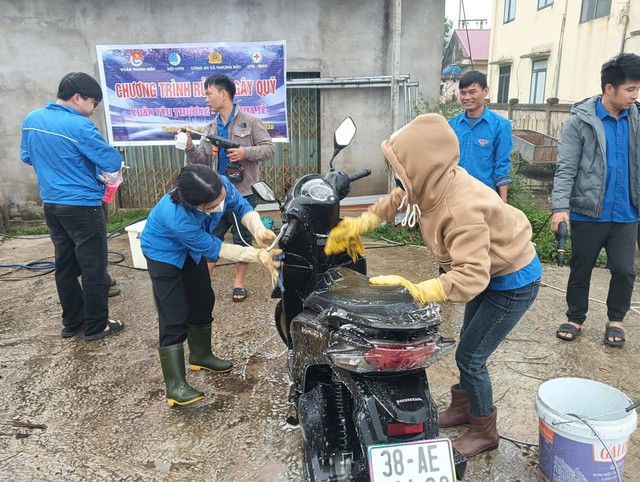 Rửa xe g&acirc;y quỹ Tết cho trẻ em c&oacute; ho&agrave;n cảnh kh&oacute; khăn - Ảnh 3.