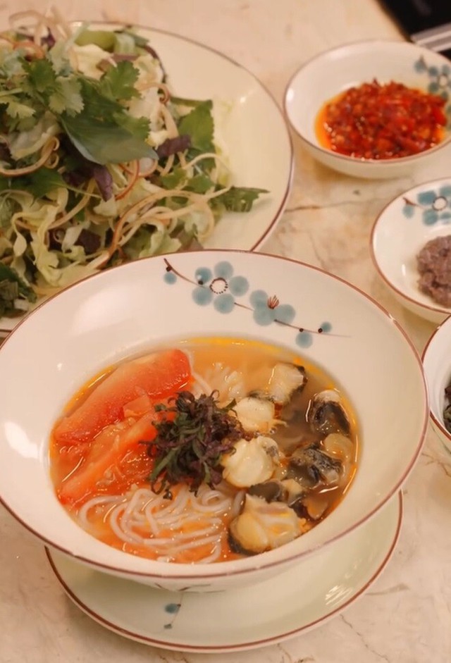 H&agrave; Kiều Anh v&agrave;o bếp nấu b&uacute;n ốc H&agrave; Nội đậm đ&agrave; hương vị truyền thống - Ảnh 10.