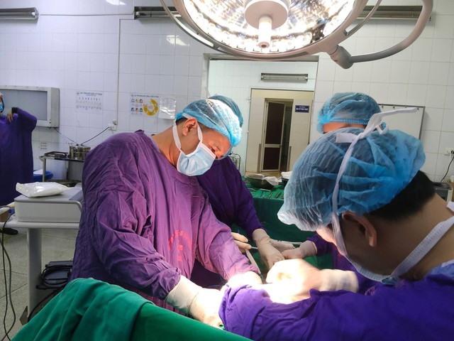 Người đ&agrave;n &ocirc;ng 43 tuổi ph&aacute;t hiện ung thư hiếm gặp từ ca mổ vi&ecirc;m ruột thừa  - Ảnh 1.