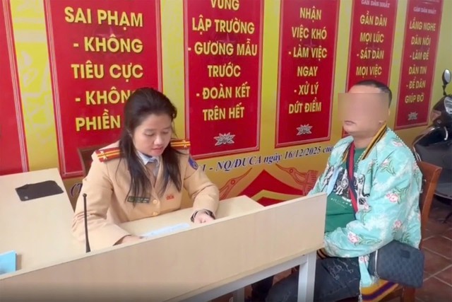 H&agrave; Nội: T&agrave;i xế &ocirc; t&ocirc; để b&ugrave;n đất che biển số 'từ 4 ng&agrave;y trước' bị xử phạt số 23 triệu đồng  - Ảnh 2.