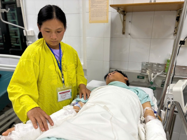 Vòng tay nhân ái cứu giúp em Hoàng Văn Sơn sau tai nạn giao thông - Ảnh 3. Vòng tay nhân ái cứu giúp em Hoàng Văn Sơn sau tai nạn giao thông - Ảnh 3.