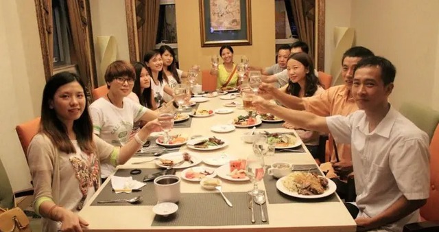 Sau buổi họp lớp, t&ocirc;i đ&atilde; hiểu v&igrave; sao c&oacute; người an y&ecirc;n, c&oacute; người chật vật - Ảnh 1.