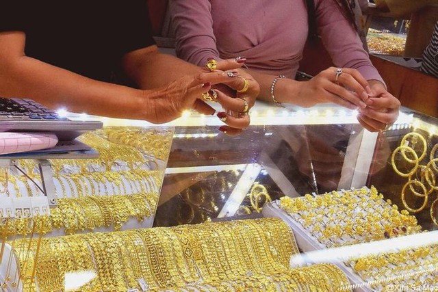 Đầu năm c&oacute; n&ecirc;n mua v&agrave;ng kh&ocirc;ng? - Ảnh 1.