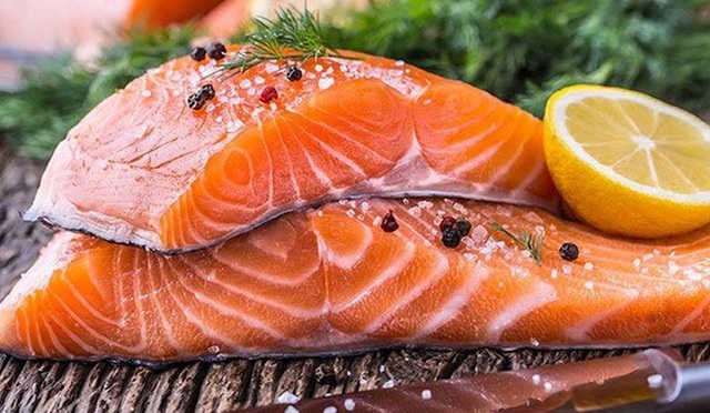 GĐXH - Duy tr&igrave; chế độ ăn uống đầy đủ c&aacute;c thực phẩm bổ dưỡng dưới đ&acirc;y sẽ tốt cho sức khỏe tổng thể của bạn v&agrave; cũng hỗ trợ sức khỏe mắt. - Ảnh 2.