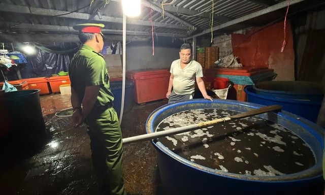 Cận cảnh C&ocirc;ng an TPHCM triệt ph&aacute; đường d&acirc;y d&ugrave;ng 500 tấn h&oacute;a chất 'ph&ugrave; ph&eacute;p' 3.000 tấn thịt ốc b&aacute;n ra thị trường - Ảnh 1.