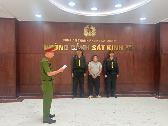 Cận cảnh C&ocirc;ng an TPHCM triệt ph&aacute; đường d&acirc;y d&ugrave;ng 500 tấn h&oacute;a chất 'ph&ugrave; ph&eacute;p' 3.000 tấn thịt ốc b&aacute;n ra thị trường - Ảnh 2.