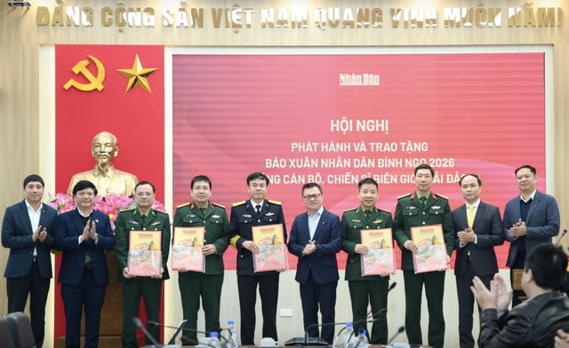 40.000 tờ báo Xuân gửi tặng cán bộ, chiến sĩ biên giới và hải đảo - Ảnh 3. 40.000 tờ báo Xuân gửi tặng cán bộ, chiến sĩ biên giới và hải đảo - Ảnh 3.