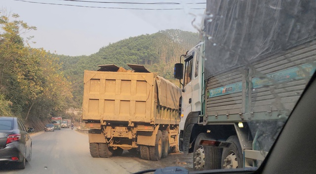 Th&aacute;i Nguy&ecirc;n: Sau vụ CSGT hy sinh, nh&igrave;n lại nguy cơ từ xe tải chở đất phục vụ dự &aacute;n t&aacute;i định cư Bản &Aacute;ng - Ảnh 4.