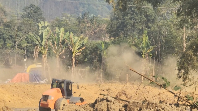 Th&aacute;i Nguy&ecirc;n: Sau vụ CSGT hy sinh, nh&igrave;n lại nguy cơ từ xe tải chở đất phục vụ dự &aacute;n t&aacute;i định cư Bản &Aacute;ng - Ảnh 1.