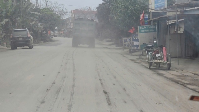 Th&aacute;i Nguy&ecirc;n: Sau vụ CSGT hy sinh, nh&igrave;n lại nguy cơ từ xe tải chở đất phục vụ dự &aacute;n t&aacute;i định cư Bản &Aacute;ng - Ảnh 2.