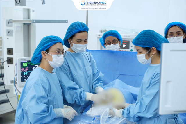 Kỹ thuật nội soi buồng ối dẫn lưu dịch m&agrave;ng phổi: Trao hi vọng cho thai nhi bị tr&agrave;n dịch bẩm sinh - Ảnh 1.