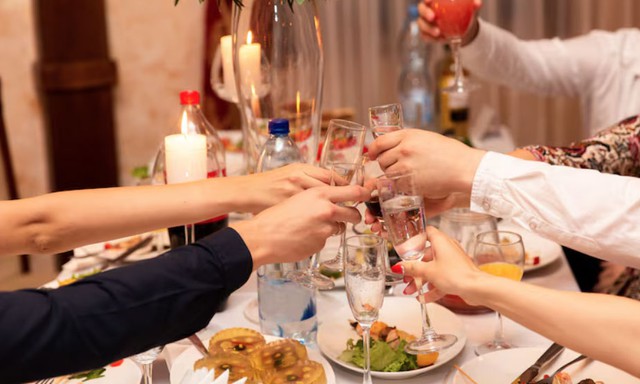 Sau tuổi 40, người kh&ocirc;n ngoan kh&ocirc;ng c&ograve;n 'cả nể' nhận lời dự 3 kiểu tiệc t&ugrave;ng n&agrave;y - Ảnh 2.