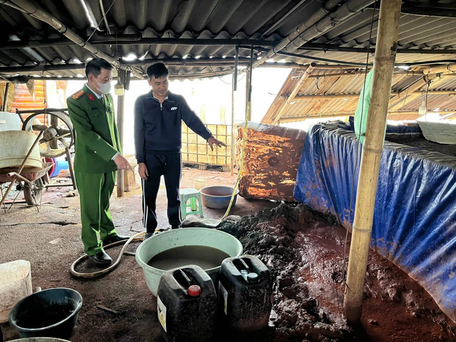 H&agrave; Nội: Triệt ph&aacute; 2 xưởng ph&acirc;n kim xả hơn 6,7 tấn chất thải nguy hại ven s&ocirc;ng Đuống - Ảnh 1.