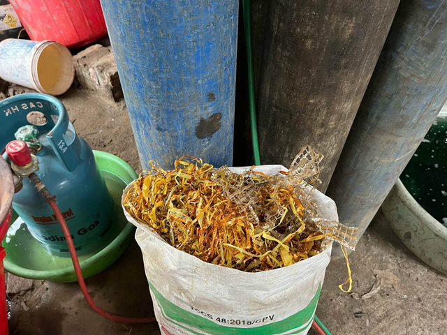 H&agrave; Nội: Triệt ph&aacute; 2 xưởng ph&acirc;n kim xả hơn 6,7 tấn chất thải nguy hại ven s&ocirc;ng Đuống - Ảnh 2.