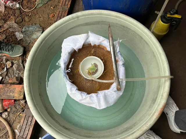 H&agrave; Nội: Triệt ph&aacute; 2 xưởng ph&acirc;n kim xả hơn 6,7 tấn chất thải nguy hại ven s&ocirc;ng Đuống - Ảnh 3.