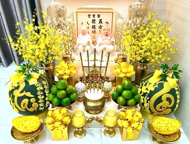 Top cắm hoa b&agrave;n thờ đẹp Tết 2026, đơn giản &yacute; nghĩa - Ảnh 8.