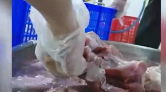 TPHCM dừng mọi bữa ăn b&aacute;n tr&uacute; do c&ocirc;ng ty nghi d&ugrave;ng thịt bẩn cung cấp - Ảnh 1.