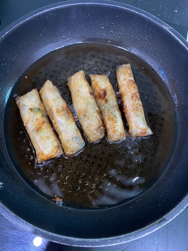 C&aacute;ch l&agrave;m nem r&aacute;n d&ograve;n, thơm ngon trong m&acirc;m cỗ Tết - Ảnh 4.