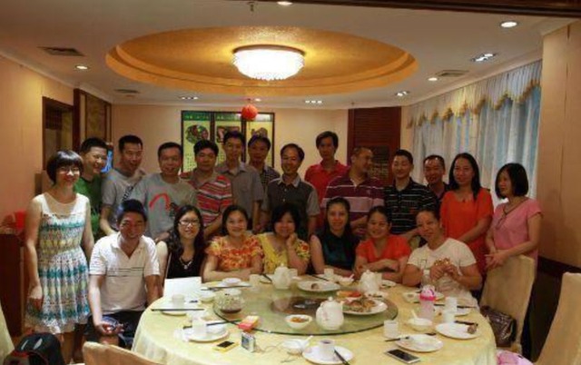 Bị khinh thường v&igrave; đi họp lớp trong bộ đồ c&ocirc;ng nh&acirc;n, người đ&agrave;n &ocirc;ng khiến bạn cũ xấu hổ bằng 1 h&agrave;nh động - Ảnh 1.